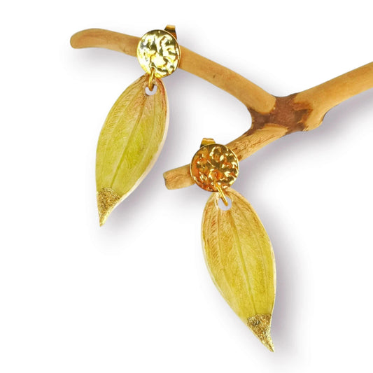 Pendientes colgantes de cerámica con textura vegetal. Inspiración botánica.