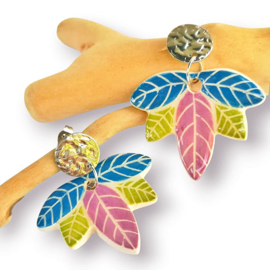 Pendientes artesanales de cerámica inspirados en hojas tropicales