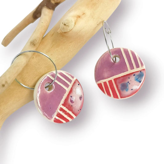 Pendientes redondos con líneas burdeos y violetas