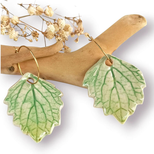 Pendientes de cerámica hechos con hoja de incienso inspirados en la naturaleza