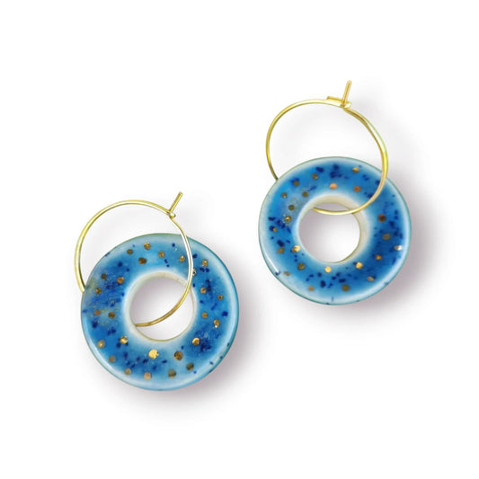 Pendientes de cerámica azul y oro con diseño de constelación.