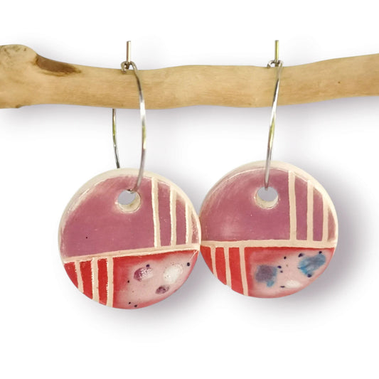Pendientes redondos con líneas burdeos y violetas