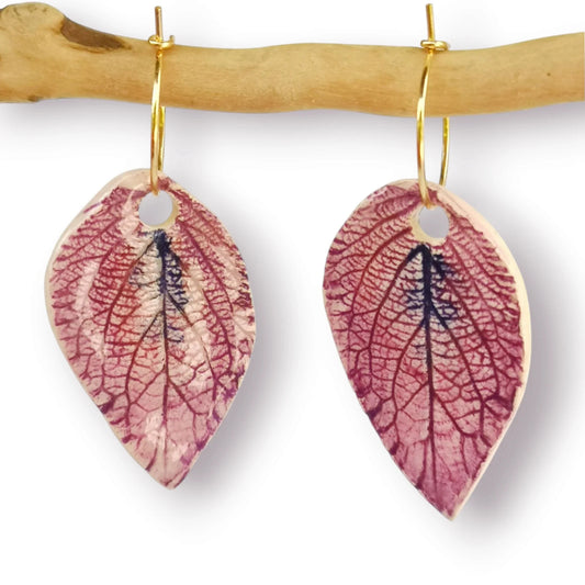 Pendientes hoja de cerámica blanca con tonos violetas