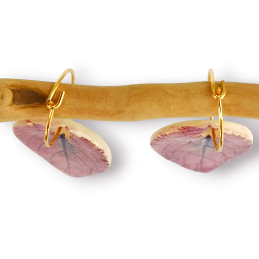 Pendientes hoja de cerámica blanca con tonos violetas