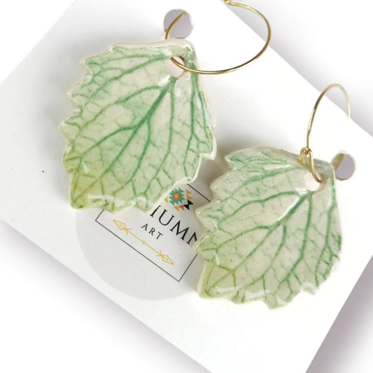 Pendientes de cerámica hechos con hoja de incienso inspirados en la naturaleza