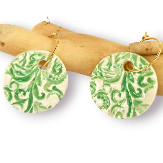 Pendientes de cerámica en relieve floral pintados a mano