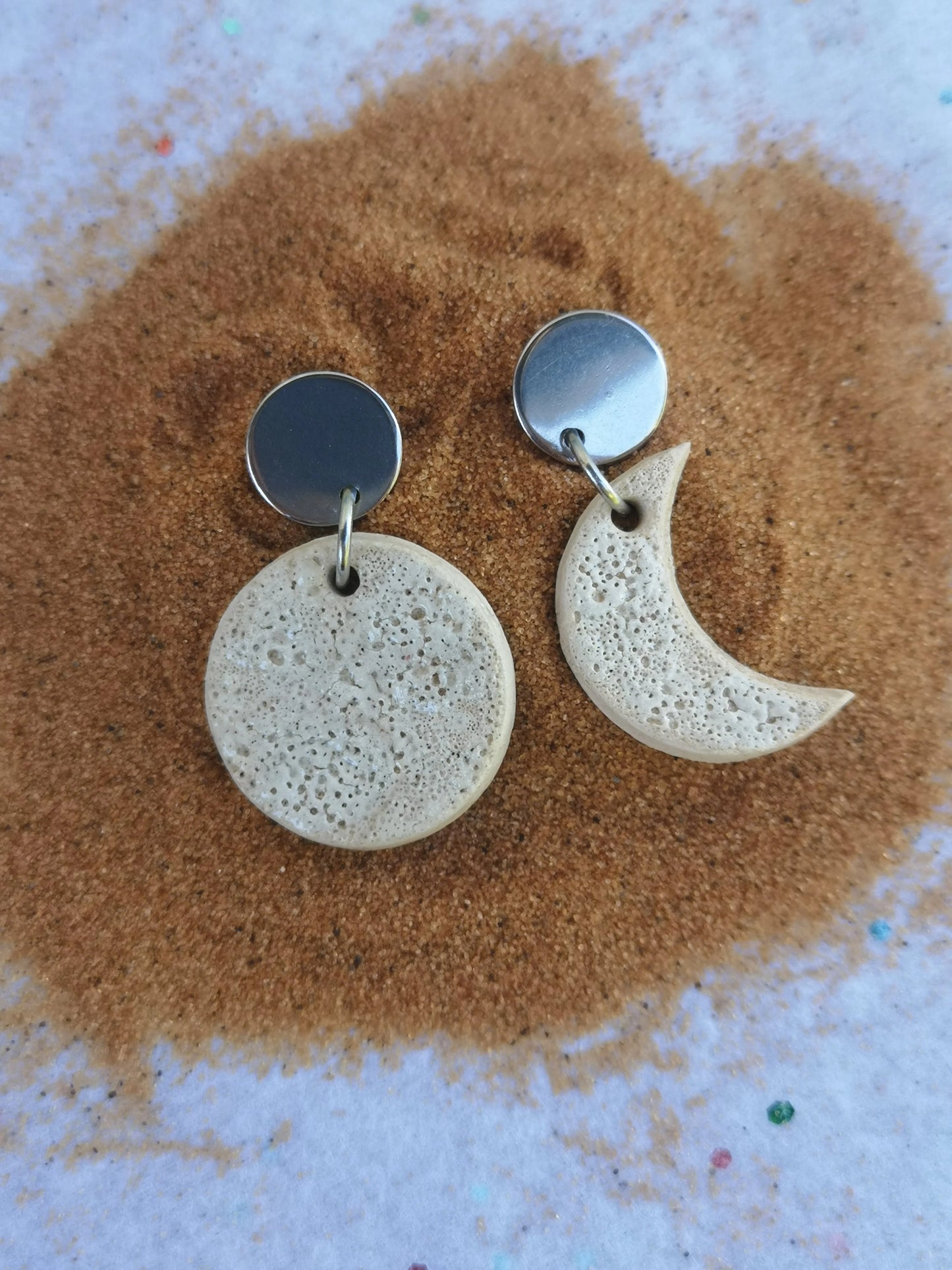 Pendientes luna y círculo en cerámica blanca hechos a mano – Estilo lunar único