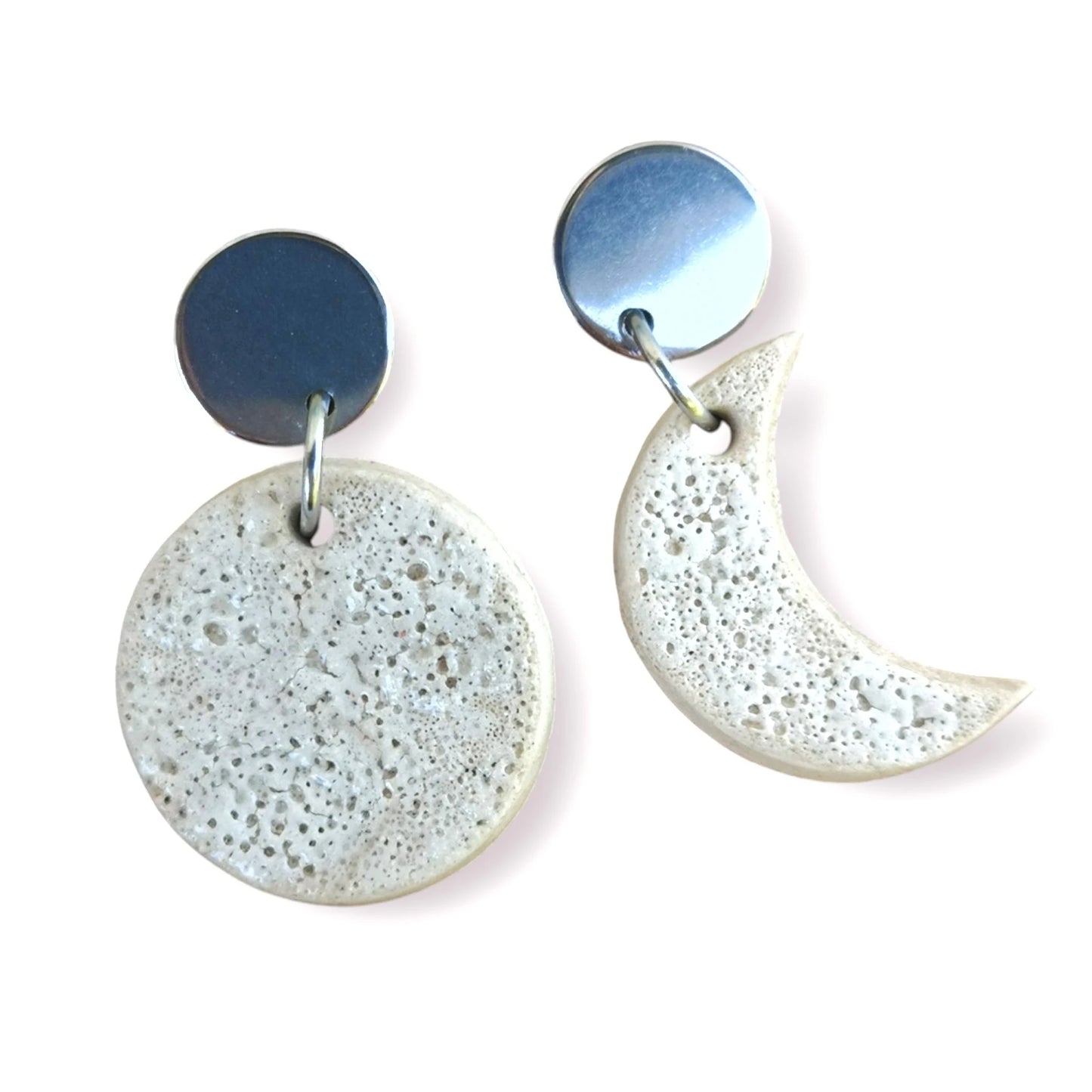 Pendientes luna y círculo en cerámica blanca hechos a mano – Estilo lunar único