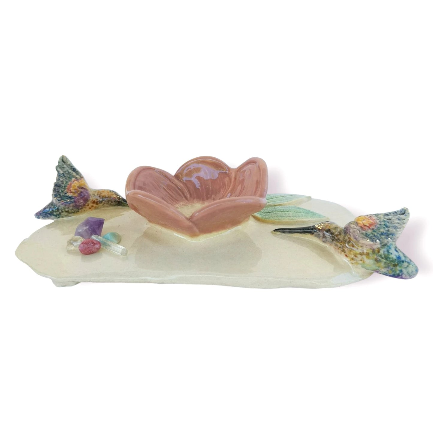 Portavelas de cerámica con colibríes pintados a mano y detalles de piedras decorativas. Pieza artesanal única para rituales o decoración espiritual.