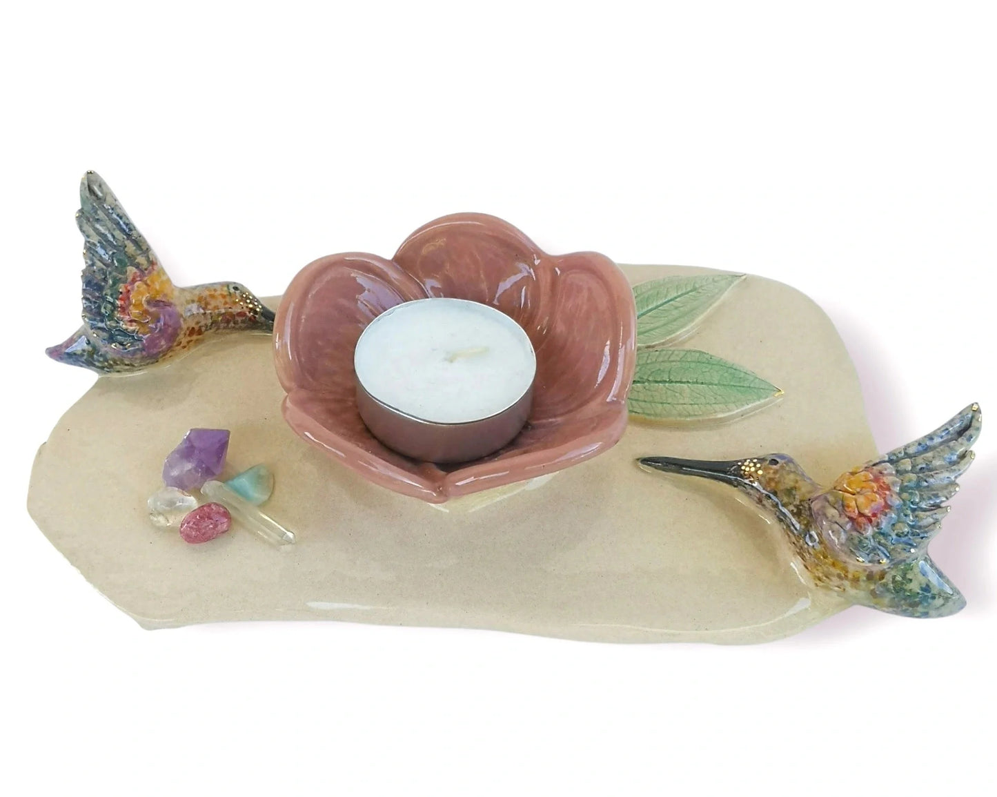 Portavelas de cerámica con colibríes pintados a mano y detalles de piedras decorativas. Pieza artesanal única para rituales o decoración espiritual.