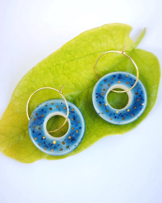 Pendientes de cerámica azul y oro con diseño de constelación.
