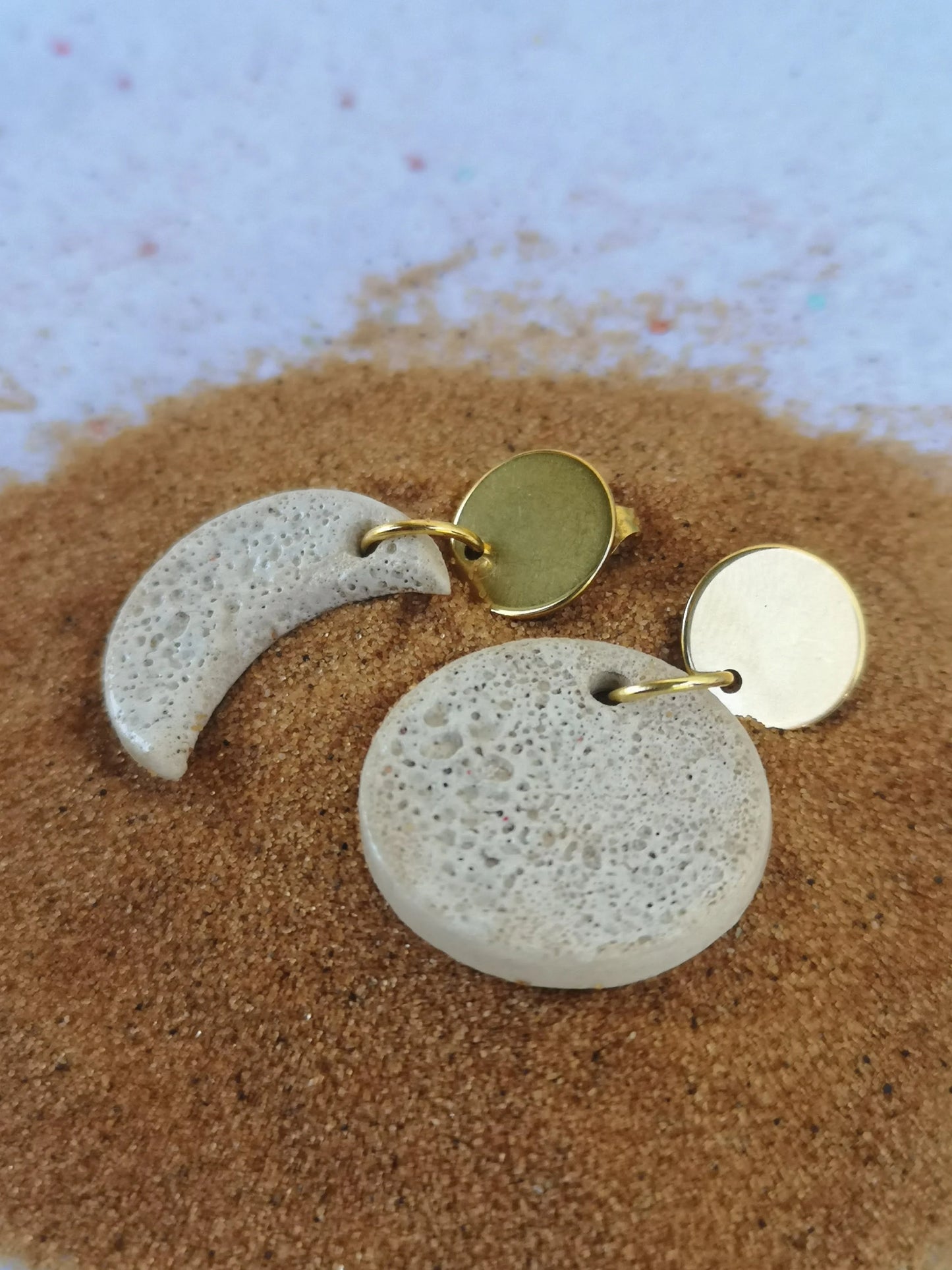 Pendientes luna y círculo en cerámica blanca hechos a mano – Estilo lunar único