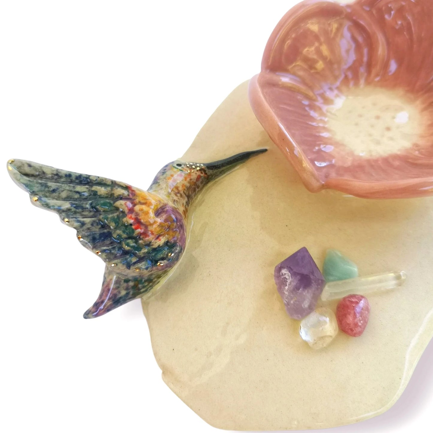 Portavelas de cerámica con colibríes pintados a mano y detalles de piedras decorativas. Pieza artesanal única para rituales o decoración espiritual.