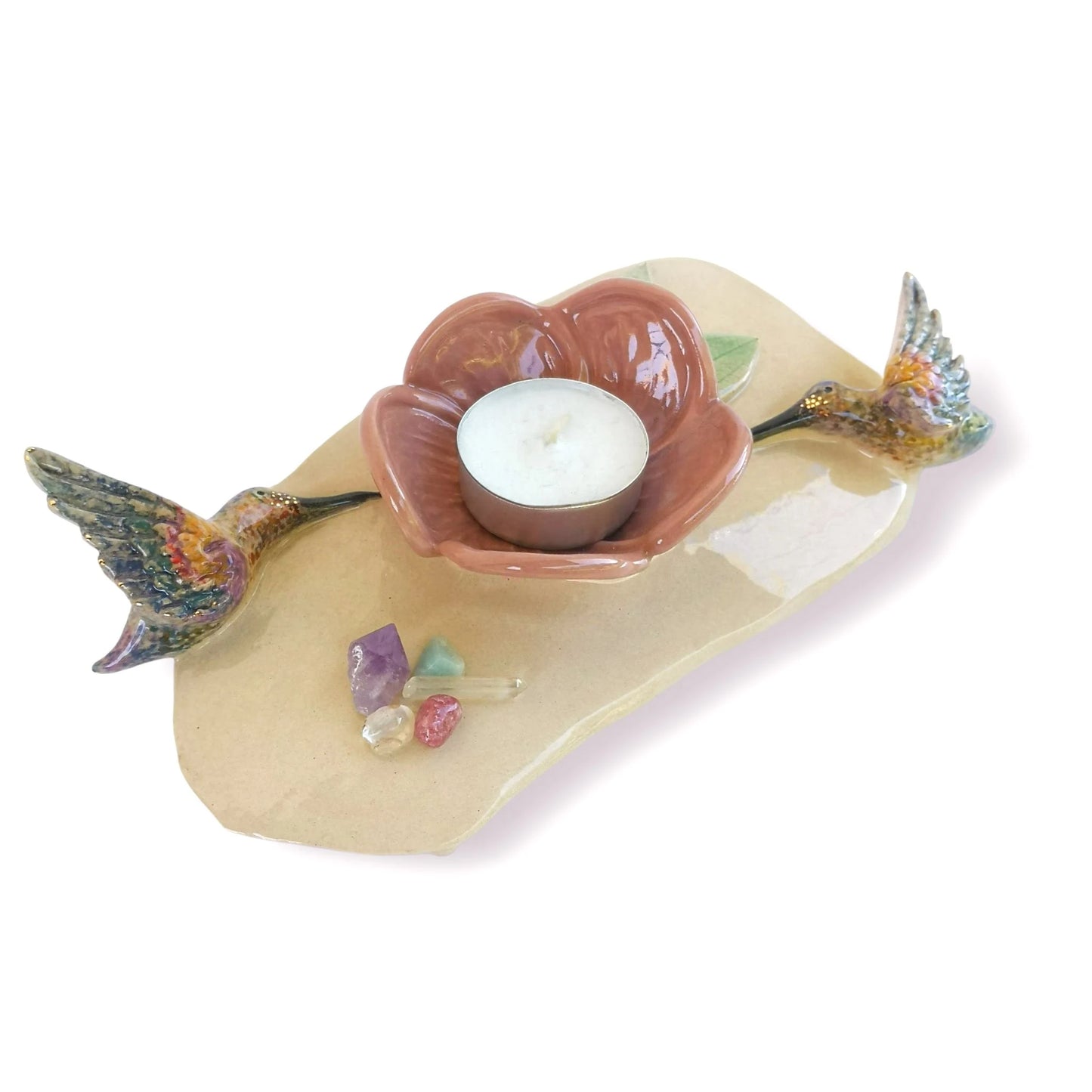 Portavelas de cerámica con colibríes pintados a mano y detalles de piedras decorativas. Pieza artesanal única para rituales o decoración espiritual.