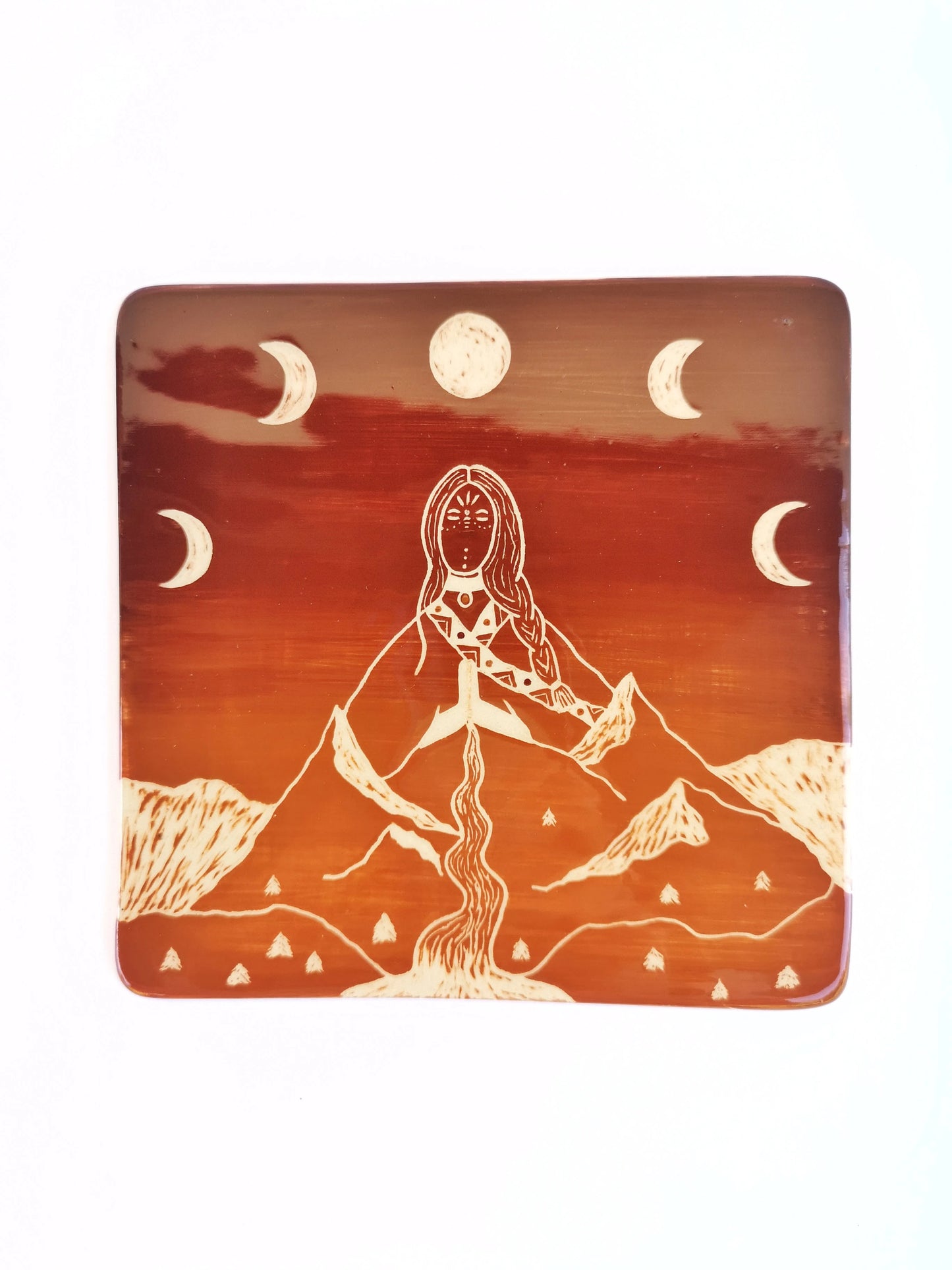 Decoración de pared artesanal en cerámica con diseño Mujer de la Montaña y fases lunares, arte espiritual hecho a mano.