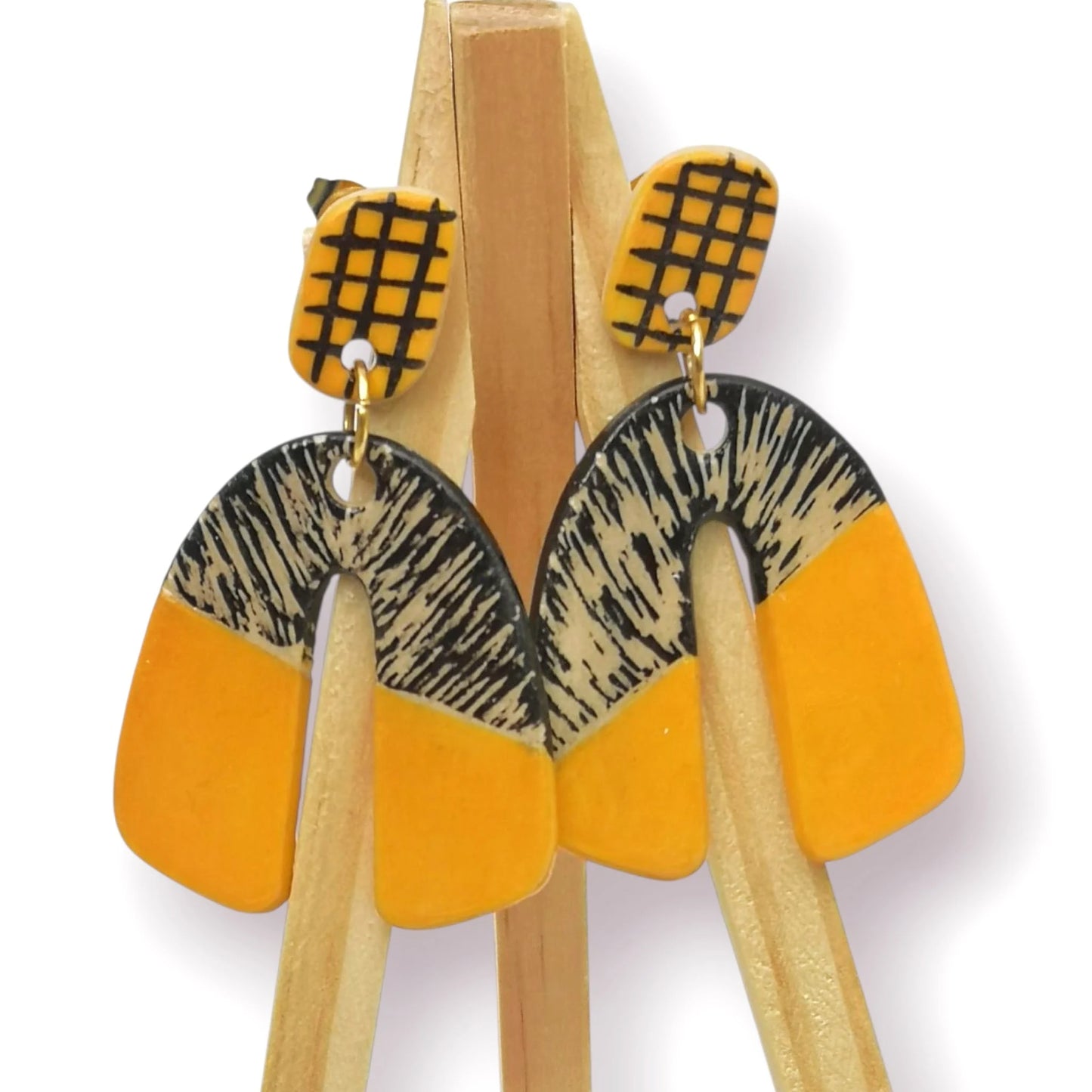 Pendientes geométricos boho, un toque de color para tu día a día, colores disponibles en rojo, burdeos, amarillo y camel.