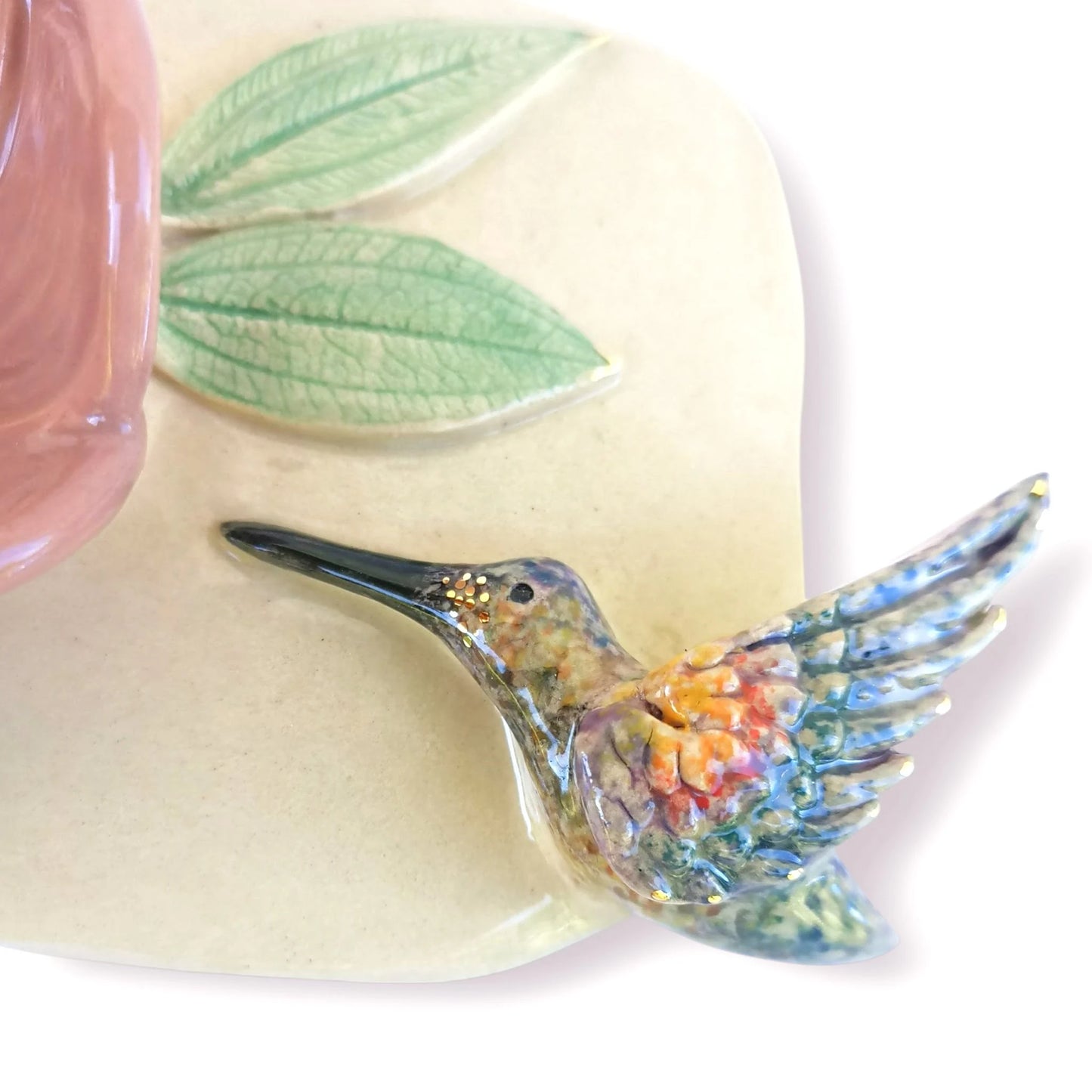 Portavelas de cerámica con colibríes pintados a mano y detalles de piedras decorativas. Pieza artesanal única para rituales o decoración espiritual.
