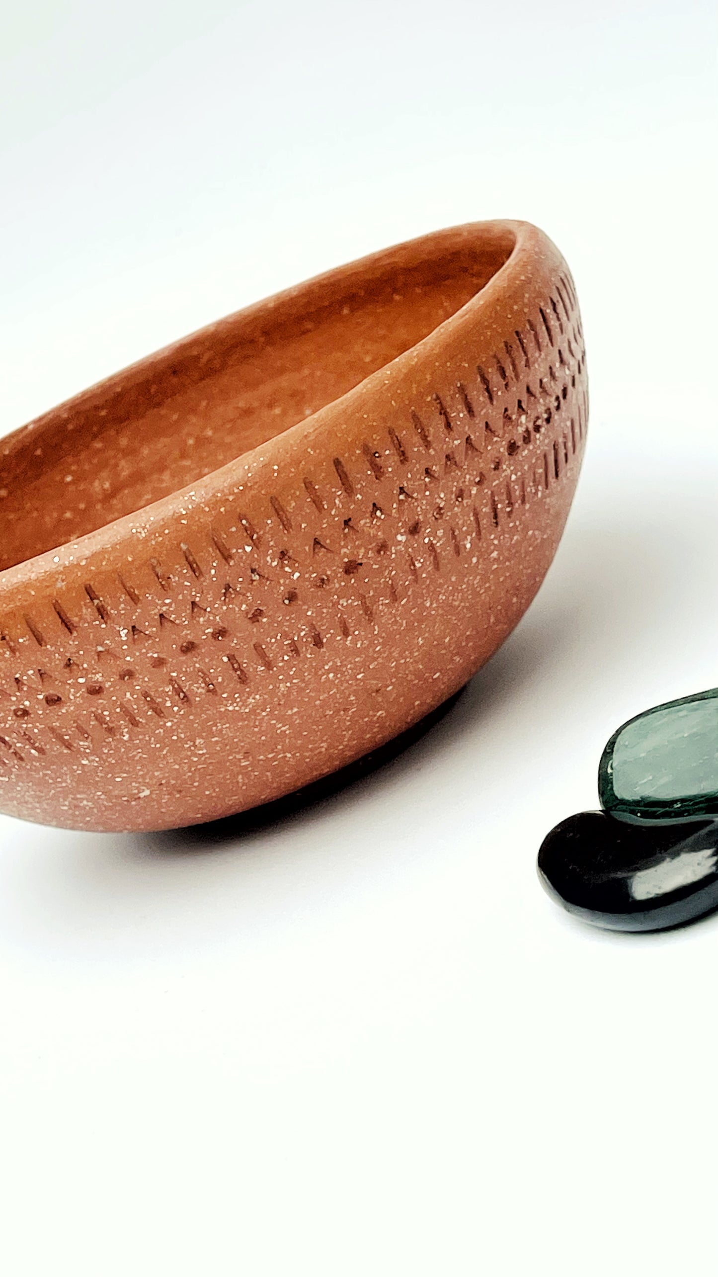 Cuenco de Arcilla Apache Bruñido a Mano · Acabado con Cera de Abeja · 13 cm