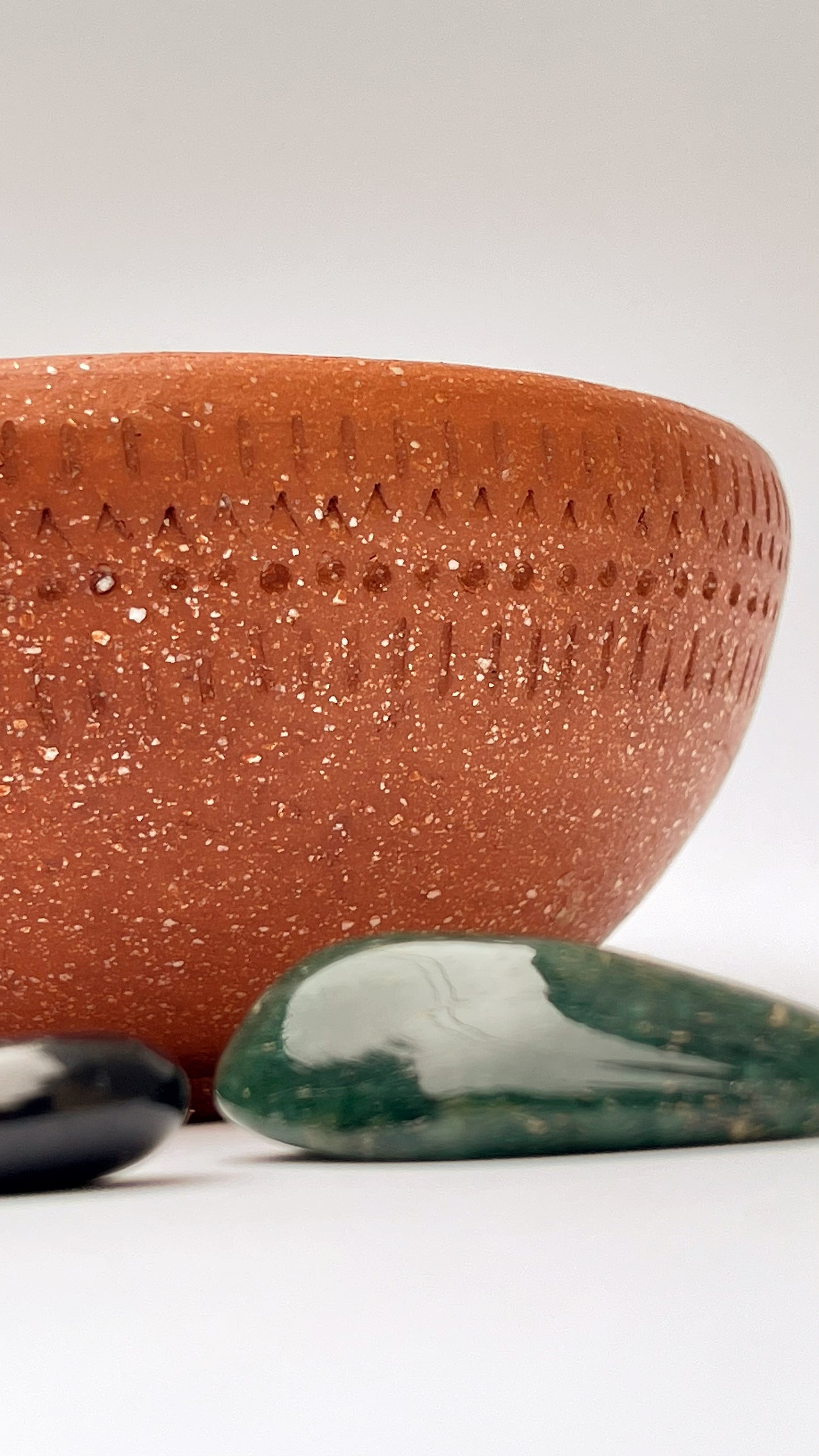 Cuenco de Arcilla Apache Bruñido a Mano · Acabado con Cera de Abeja · 13 cm