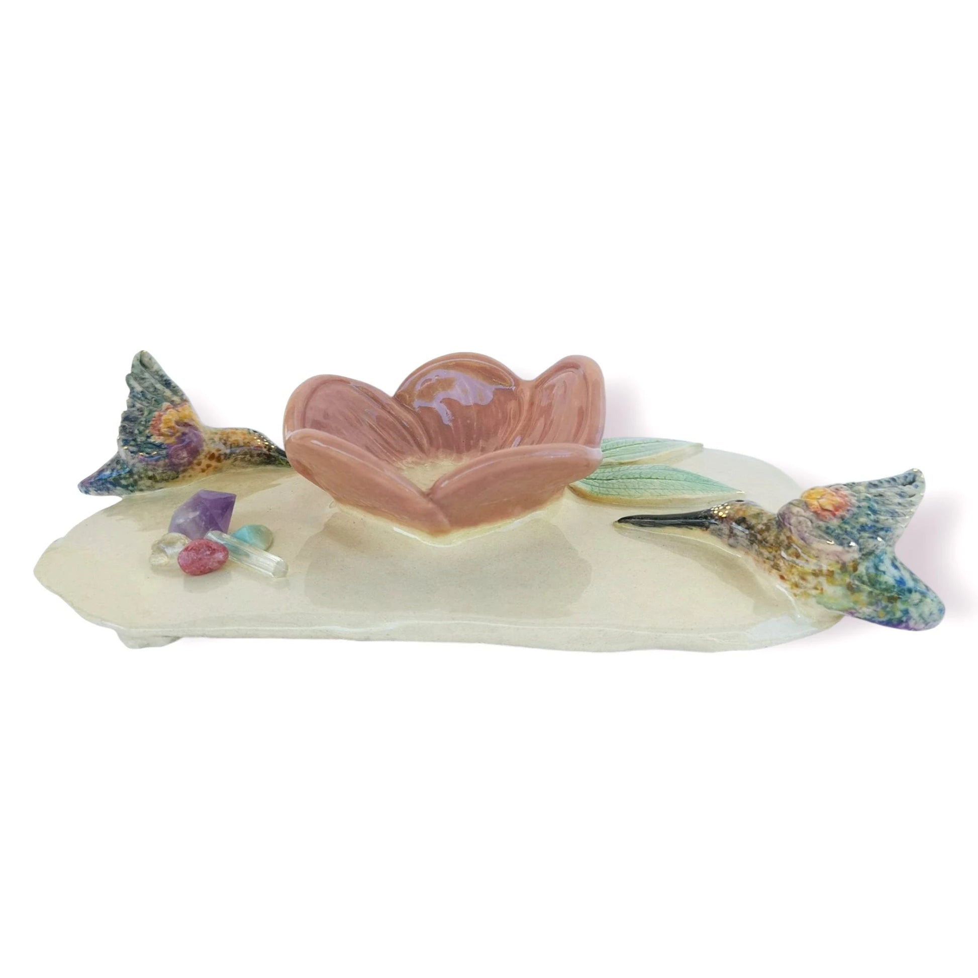 Portavelas de cerámica con colibríes pintados a mano y detalles de piedras decorativas. Pieza artesanal única para rituales o decoración espiritual.