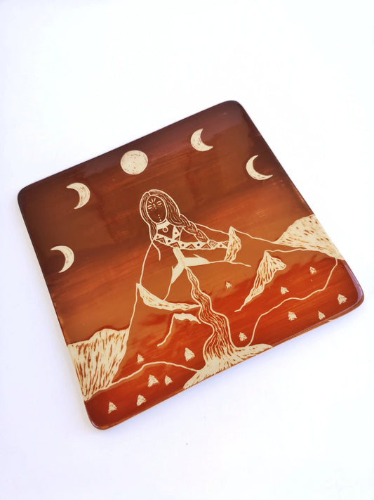 Decoración de pared artesanal en cerámica con diseño Mujer de la Montaña y fases lunares, arte espiritual hecho a mano.
