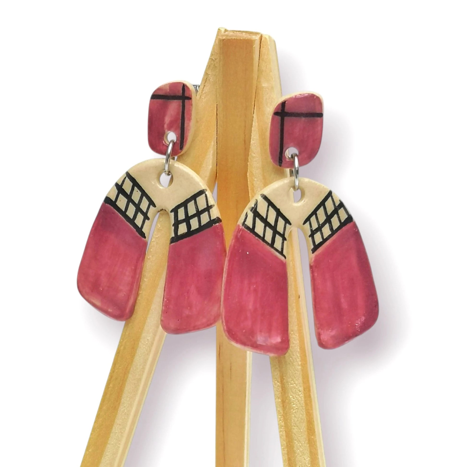 Pendientes geométricos boho, un toque de color para tu día a día, colores disponibles en rojo, burdeos, amarillo y camel. 