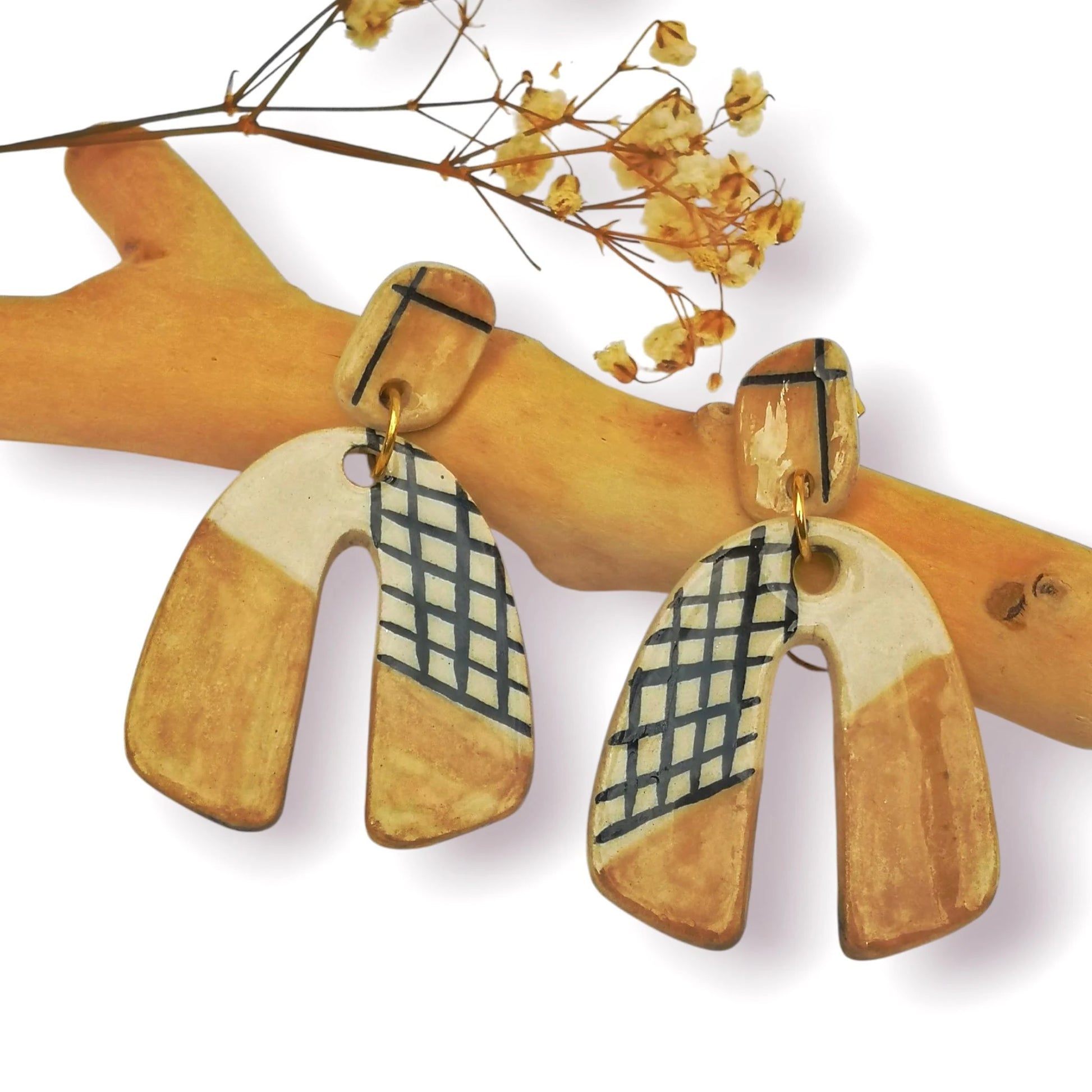 Pendientes geométricos boho, un toque de color para tu día a día, colores disponibles en rojo, burdeos, amarillo y camel. 