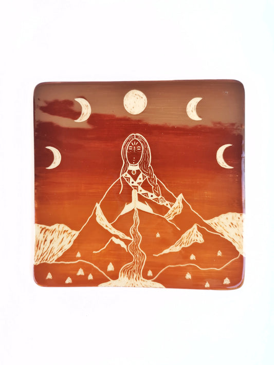 Decoración de pared artesanal en cerámica con diseño Mujer de la Montaña y fases lunares, arte espiritual hecho a mano.
