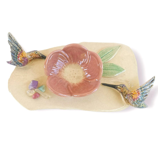 Portavelas de cerámica con colibríes pintados a mano y detalles de piedras decorativas. Pieza artesanal única para rituales o decoración espiritual.